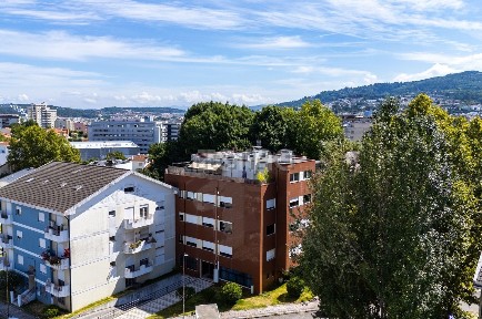 Apartamento T3 à venda na Rua Almeida Garrett, 100