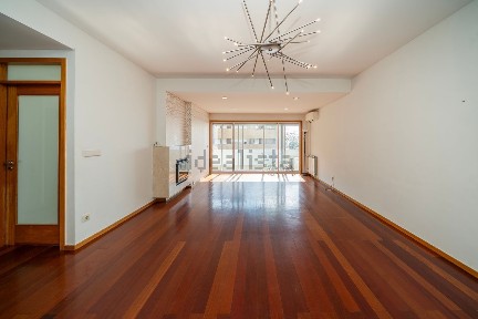 Apartamento T3 à venda na Praceta Beato Inácio de Azevedo