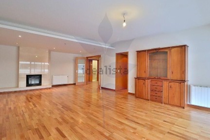 Apartamento T4 à venda na Rua Engenheiro Afonso José Fonseca, 39