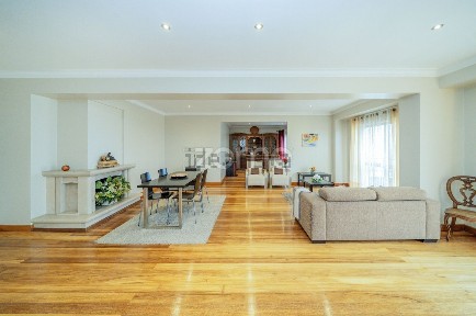 Apartamento T3 à venda na Rua dos Congregados, 16