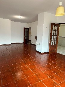 Apartamento T3 à venda no Largo 12 de Dezembro, 24