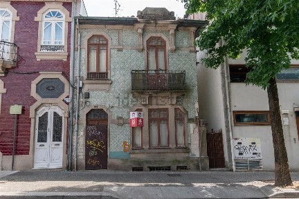 Moradia em banda à venda na Rua do Paraíso