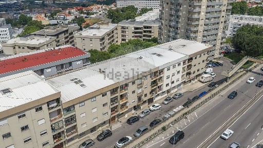 Apartamento T3 à venda na Rua José Álvares Araújo