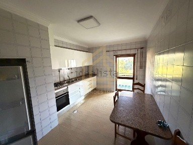 Apartamento T3 à venda na Rua Doutor Fialho de Almeida, 21