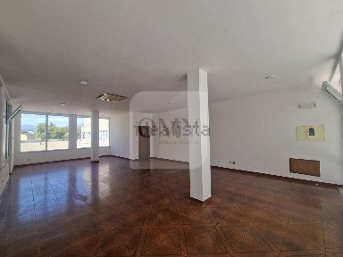 Arrendamento de espaço comercial na Rua Padre Filipe Borges