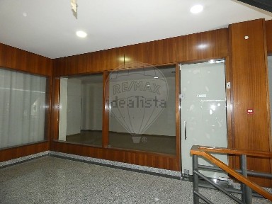 Arrendamento de espaço comercial na Rua dos Camilos