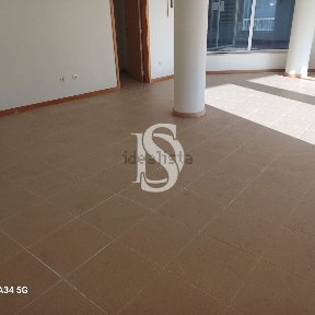 Arrendamento de espaço comercial na Rua Duque d'Ávila e Bolama