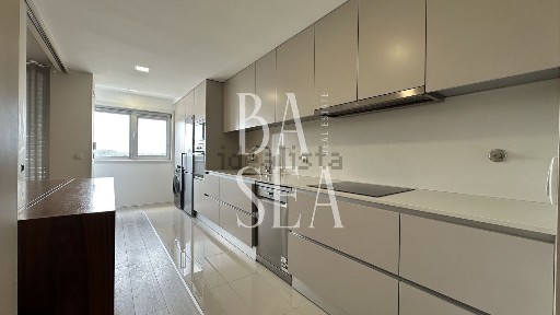 Apartamento T3 à venda na Rua António Fernandes Ferreira Gomes