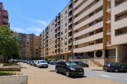 Apartamento T2 à venda na Rua Cónego Rafael Álvares da Costa, 44