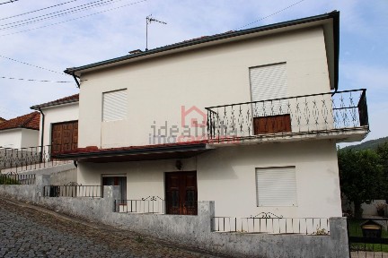 Santo Tirso - Couto - Burgães, Rua Além Rio, 247