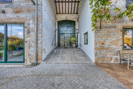Vilar do Paraíso, Vilar do Paraíso - Junqueira - São Caetano, Rua Doutor António Vale