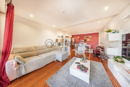 Apartamento T3 à venda na Avenida Doutor Artur Soares, 322