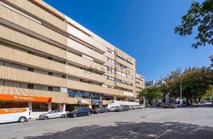 Apartamento T1 à venda na Avenida General Norton de Matos