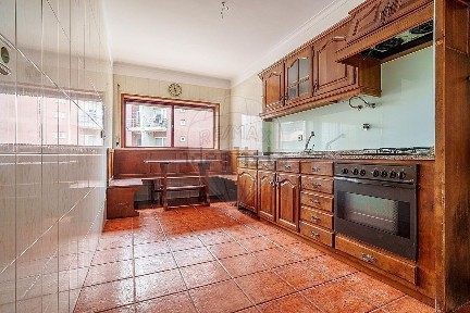 Apartamento T3 à venda na Rua José Antunes Guimarães