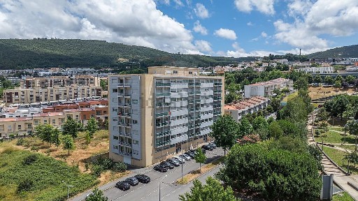 Apartamento T3 à venda na Rua Dr. José Tarroso Gomes