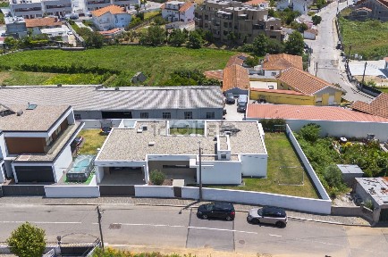 Moradia independente à venda na Travessa Castelhães, 131