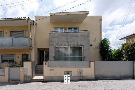 Moradia independente à venda no Centro de Oliveira de Azeméis