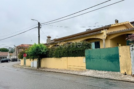 Moradia geminada à venda em Nogueira do Cravo
