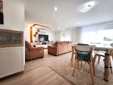 Apartamento T2 à venda na Rua do Avenal