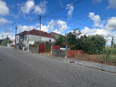 Moradia independente à venda na Rua Principal de Carvalhais