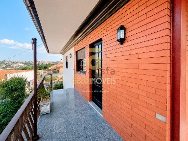 Moradia independente à venda no Centro de Oliveira de Azeméis