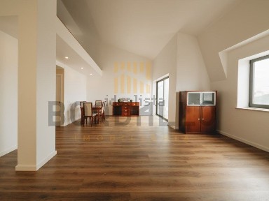 Apartamento T4 à venda na Rua Cândido dos Reis