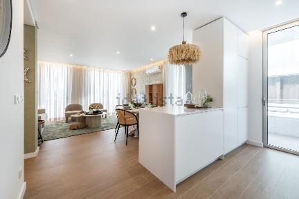Apartamento T1 à venda na Avenida Marginal