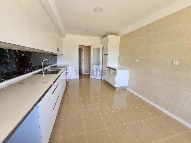 Apartamento T4 à venda na Praceta Delmar Domingos de Carvalho