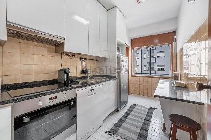 Apartamento T2 à venda no Largo da Igreja Velha