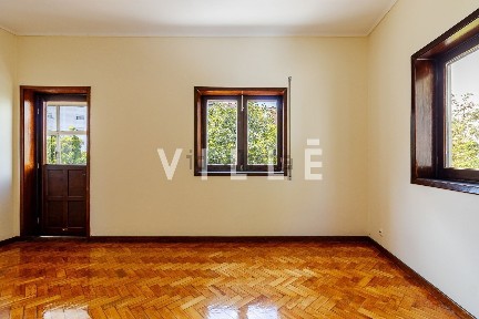 Andar de moradia à venda na Rua Hintze Ribeiro, 58 a