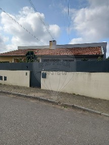 Moradia geminada à venda na Rua Serrado, 18