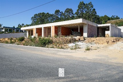 Moradia geminada à venda em Nogueira do Cravo