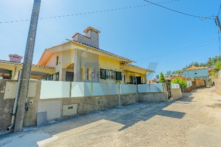 Moradia geminada à venda na Rua de Sanfins