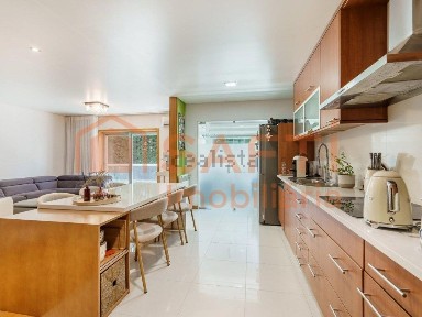 Apartamento T3 à venda na Rua Maria Ondina Braga