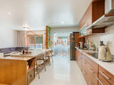 Apartamento T3 à venda na Rua Maria Ondina Braga