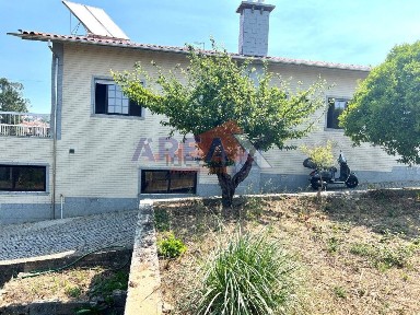 Moradia independente à venda em Vila de Cucujães