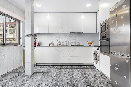 Apartamento T3 à venda na Rua das Forças Armadas, 160