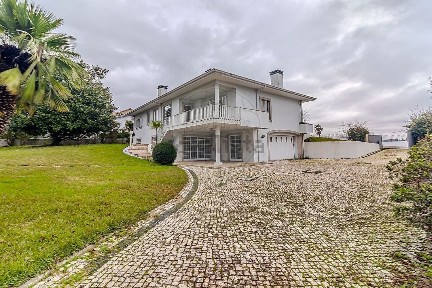 Moradia independente à venda em Lourosa