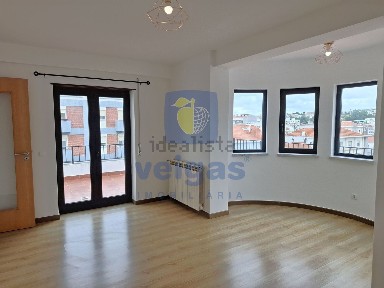 Apartamento T3 à venda na Avenida 1º de Maio, 9