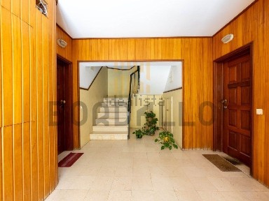 Apartamento T3 à venda na Rua Almeida Garrett