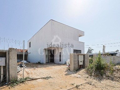 Moradia independente à venda na Praia