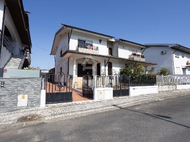 Moradia independente à venda na Cidade de Santa Maria da Feira
