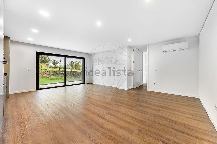 Apartamento T3 à venda na Rua António Fernandes Ferreira Gomes, 51