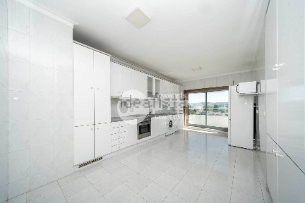 Apartamento T5 à venda na Rua Bernardo Sequeira
