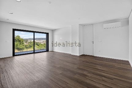 Apartamento T3 à venda na Rua Bernardino da Silva, 122