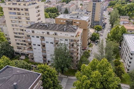 Apartamento T3 à venda na Rua Cândido de Oliveira, 195