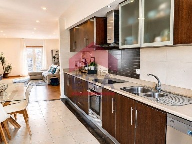 Apartamento T2 à venda na Rua Sacadura Cabral