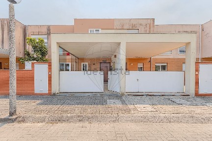 Moradia independente à venda na Rua António Aleixo