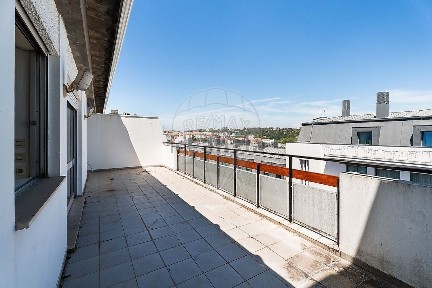 Apartamento T1 à venda na Rua Comandante Almeida Henriques