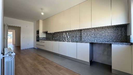 Apartamento T3 à venda na Rua Dr. Francisco Mendes
